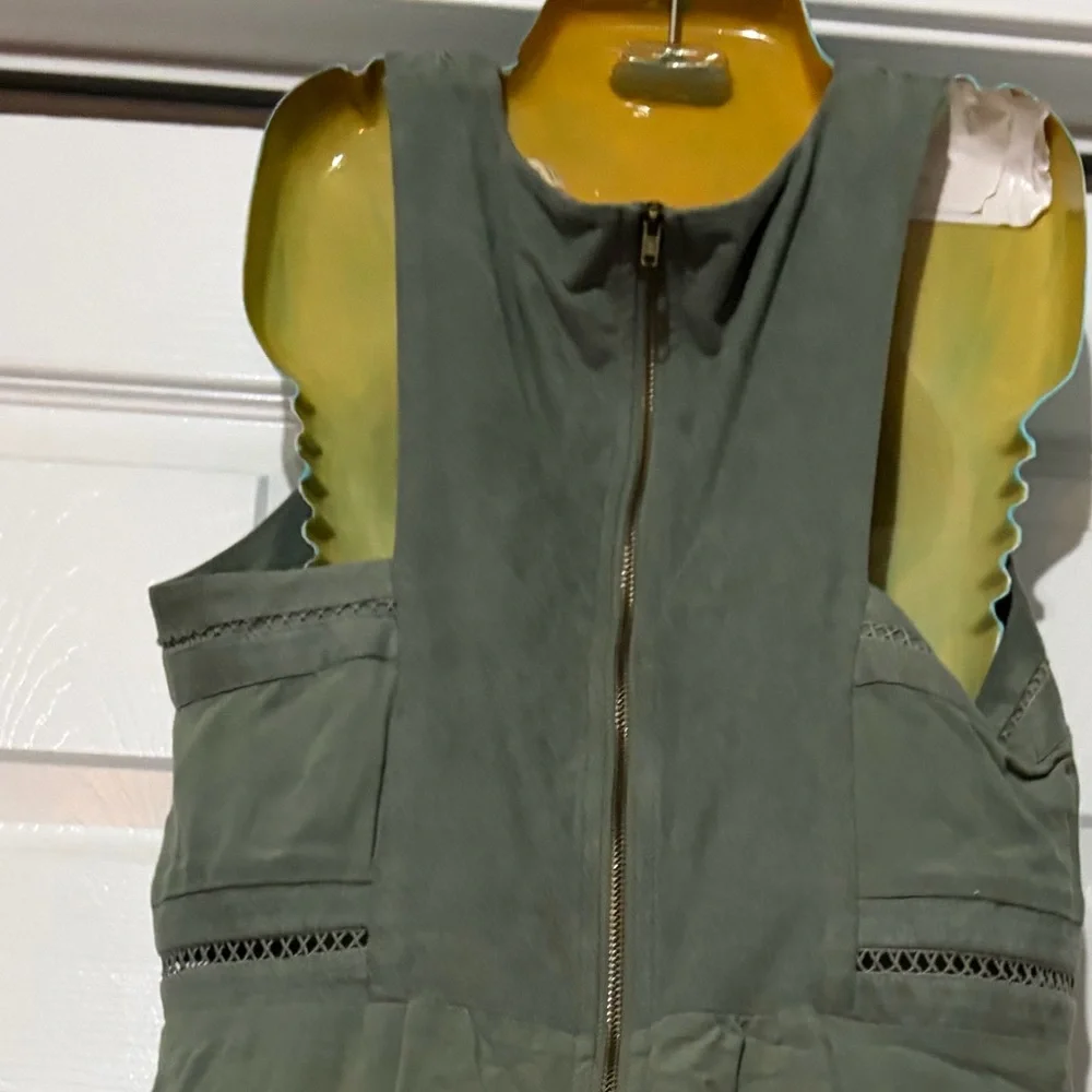 Alya by Francesca’s Collections Green Linen Zippered Dress w Faux Suede accents